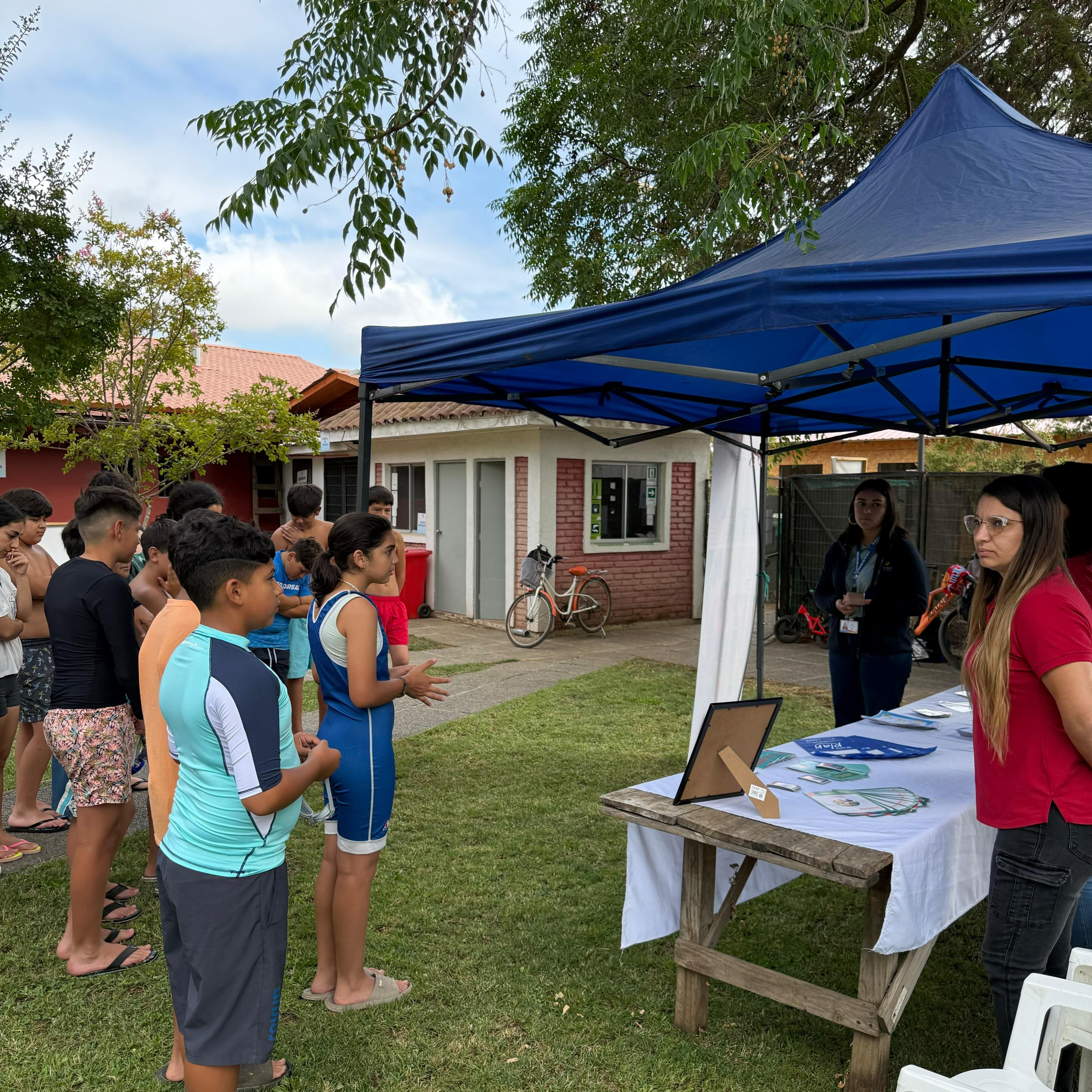 Oficina de la Niñez y Senda realizan jornada informativa con niños y jóvenes de Pelarco