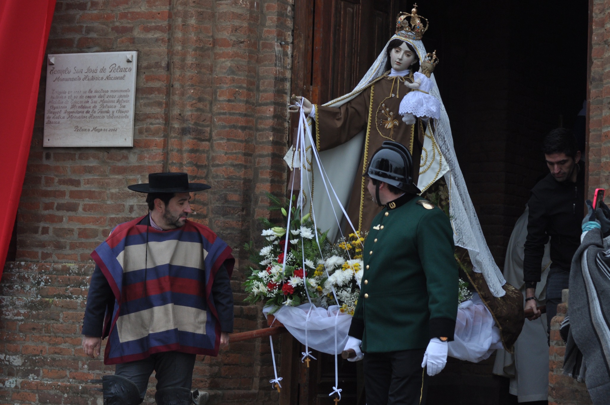 Cientos de huasos a caballo y feligreses acompañaron a La Carmela en tradicional procesión en Pelarco